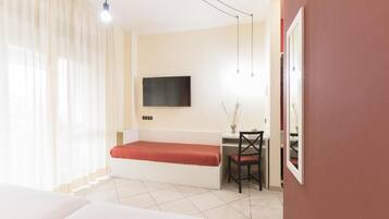 Standard-Dreibettzimmer | Zimmersafe, Schreibtisch, laptopgeeigneter Arbeitsplatz