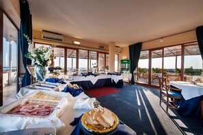Breakfast, lunch and dinner served - Hotel La Baia (Bari)