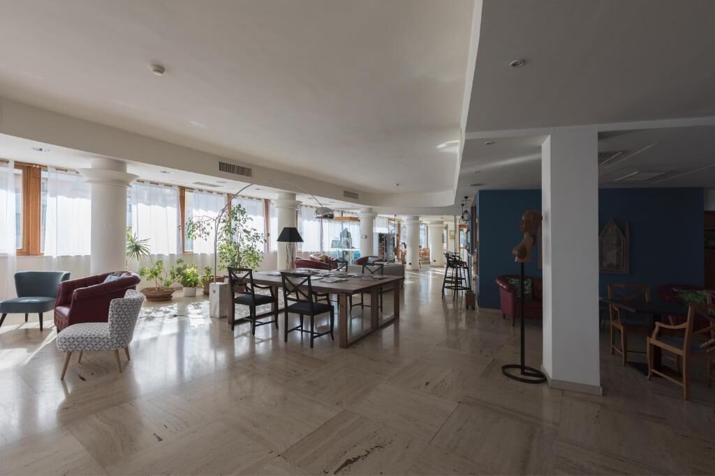 供应早餐、午餐和晚餐