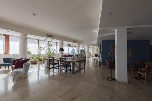 Breakfast, lunch and dinner served