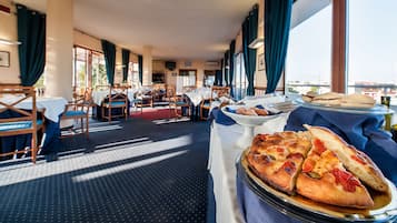 Bữa sáng buffet hàng ngày (1 EUR/mỗi người)
