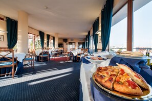 Tägliches Frühstücksbuffet gegen Gebühr