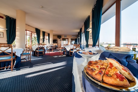 Desayuno buffet diario (EUR 1 por persona)