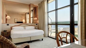 Deluxe Double Room, Partial Sea View | 1 bedroom, minibar, in-room safe, desk