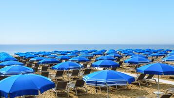 Plage privée, chaises longues, parasols, serviettes de plage