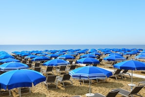 Privatstrand, Liegestühle, Sonnenschirme, Strandtücher
