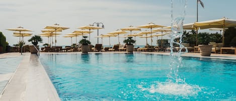 Utomhuspool, parasoller och solstolar