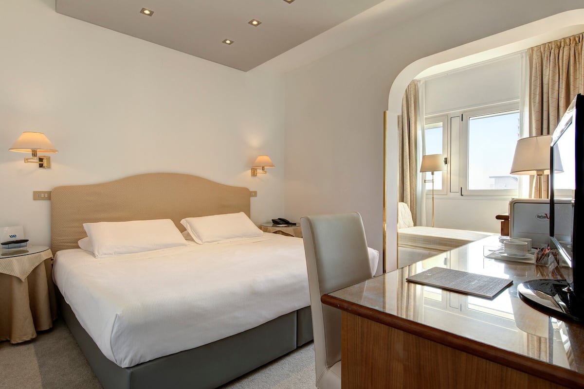 Standard Double Room | 1 bedroom, minibar, in-room safe, desk