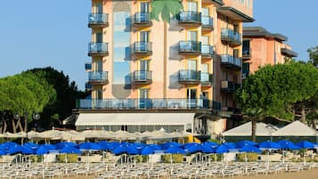Privatstrand, Liegestühle, Sonnenschirme, Strandtücher