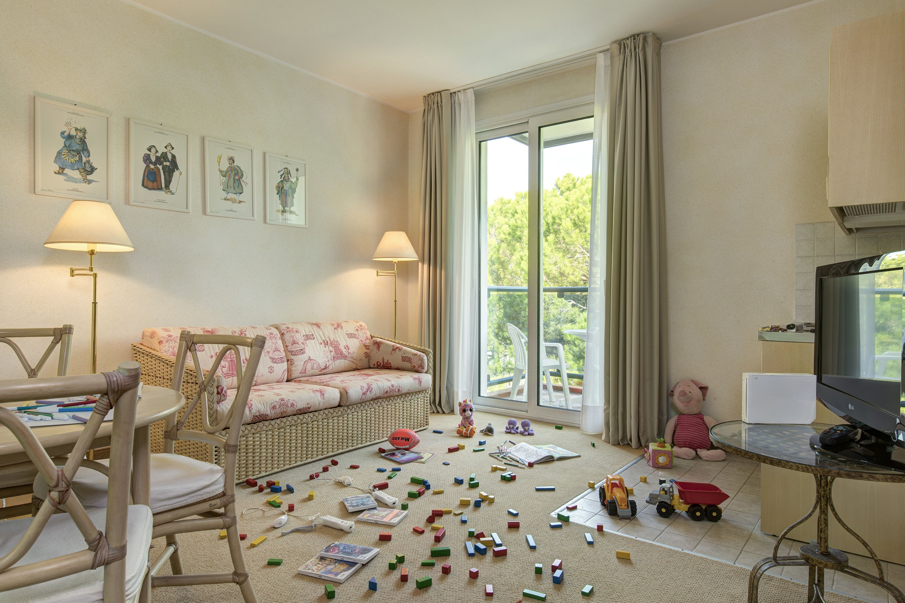 family quadruple room (2 adults and 2 children) | 1 bedroom, minibar, in-room safe, desk