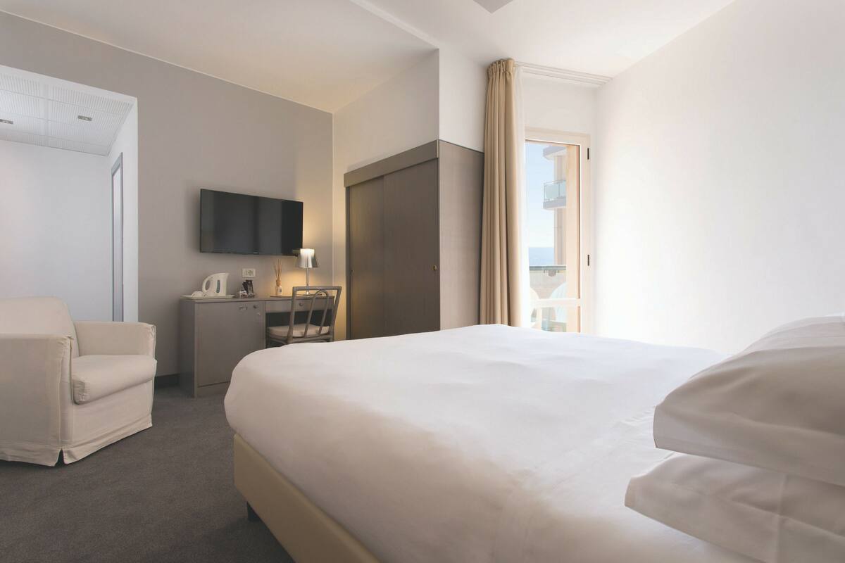double room | 1 bedroom, minibar, in-room safe, desk