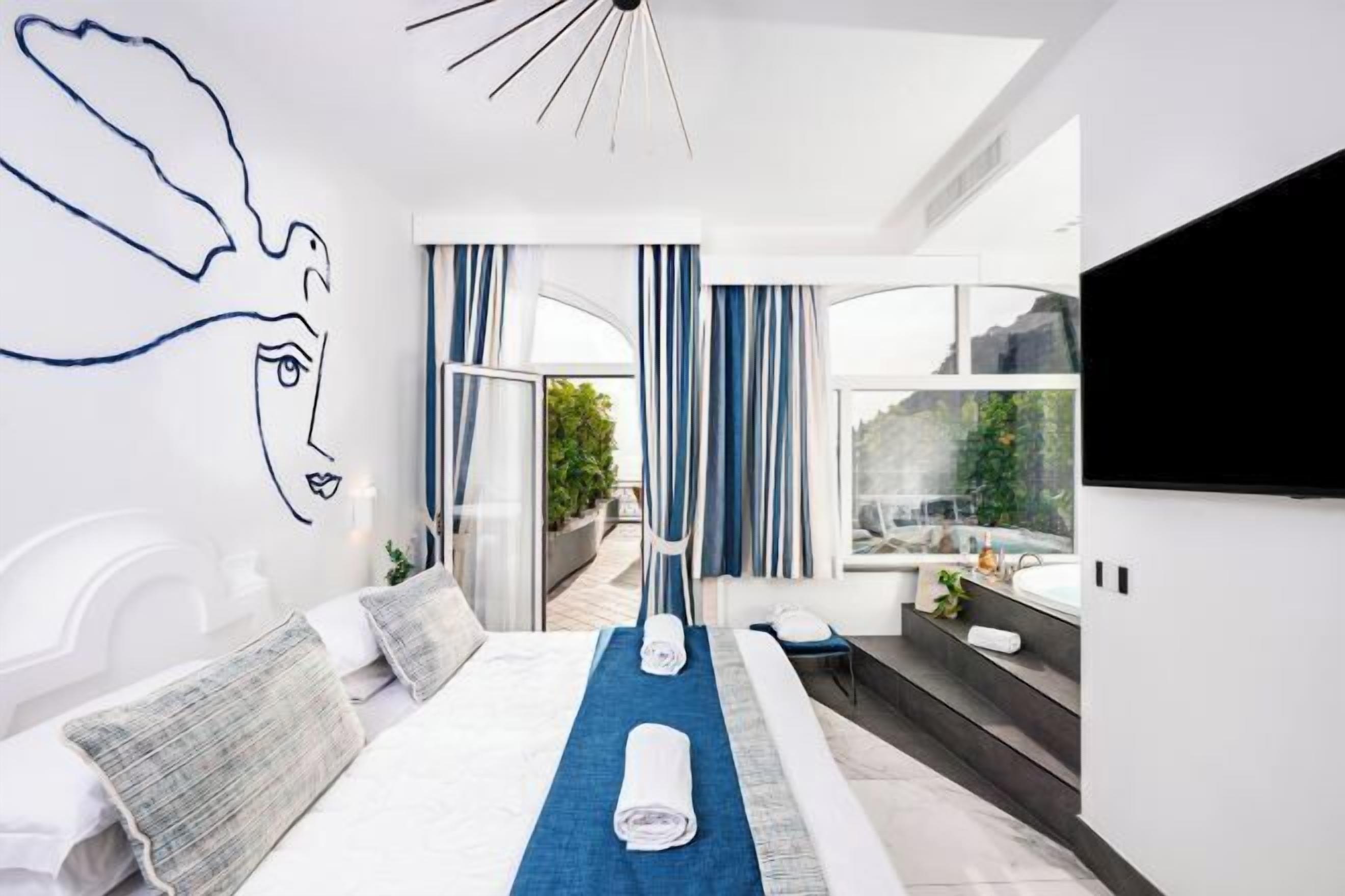 高档床上用品、记忆海绵床垫、迷你吧、客房内保险箱