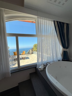 Habitación junior | Zona de estar | Televisión LED de 26 pulgadas con canales por satélite, una televisión