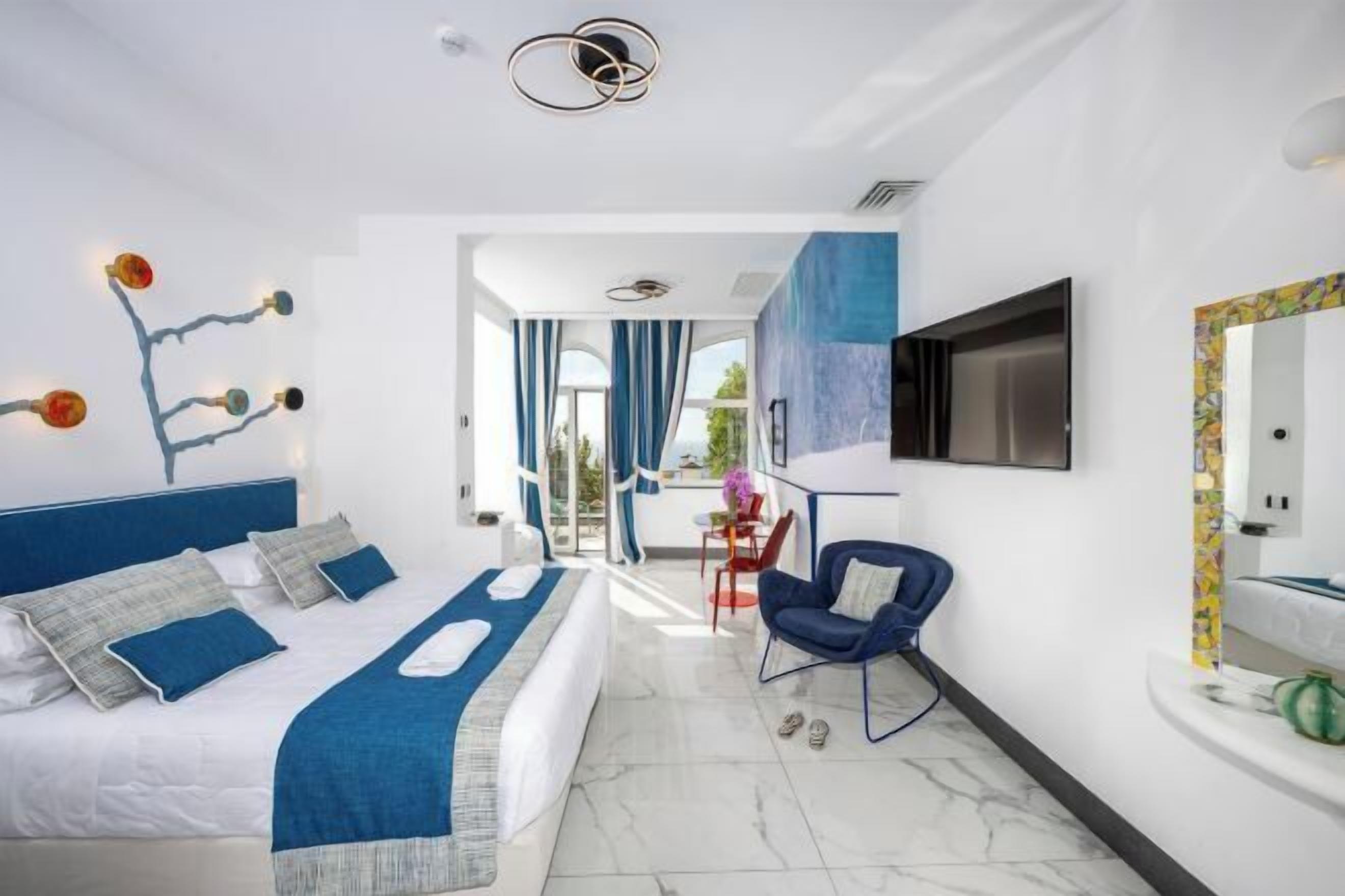 高档床上用品、记忆海绵床垫、迷你吧、客房内保险箱