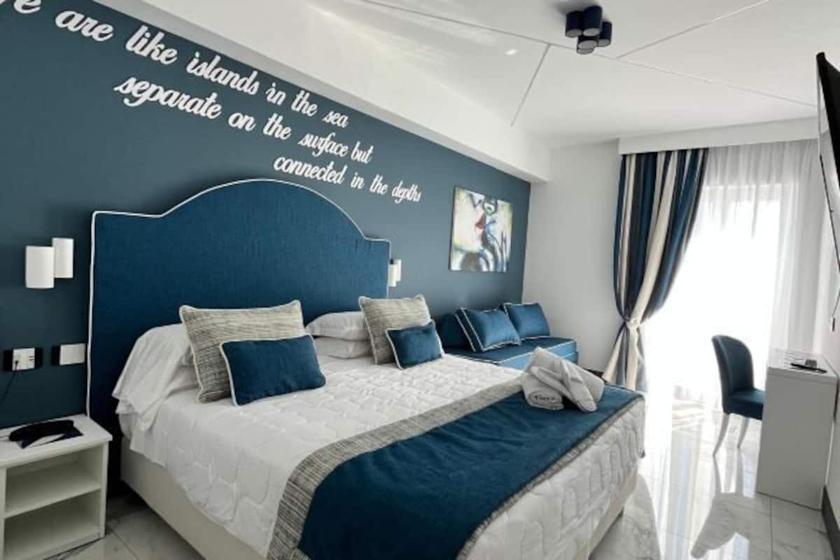 Ropa de cama de alta calidad, colchones con efecto memoria y minibar