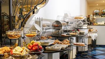 Petit déjeuner complet (25 EUR par personne)