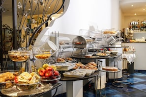 Se ofrece un desayuno completo (25 EUR por persona)