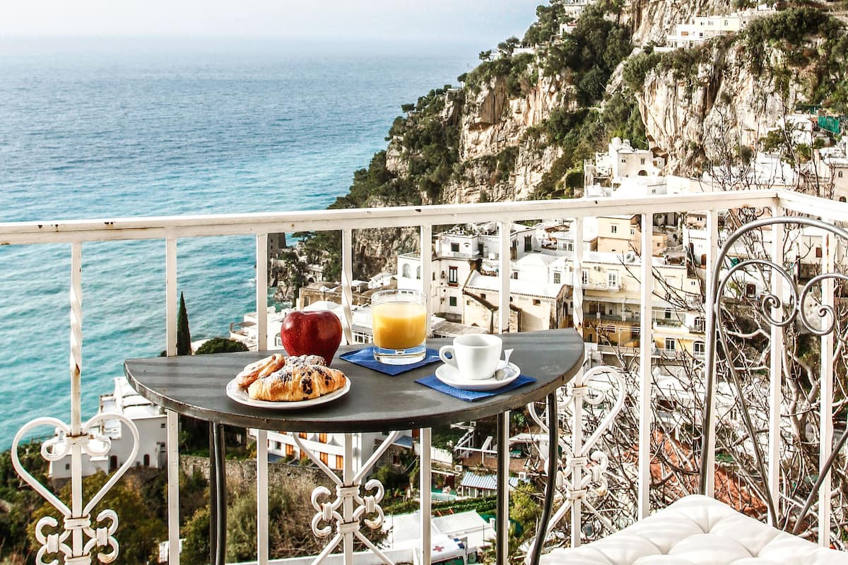 Bộ đồ giường cao cấp, nệm cao su hoạt tính (memory foam), minibar