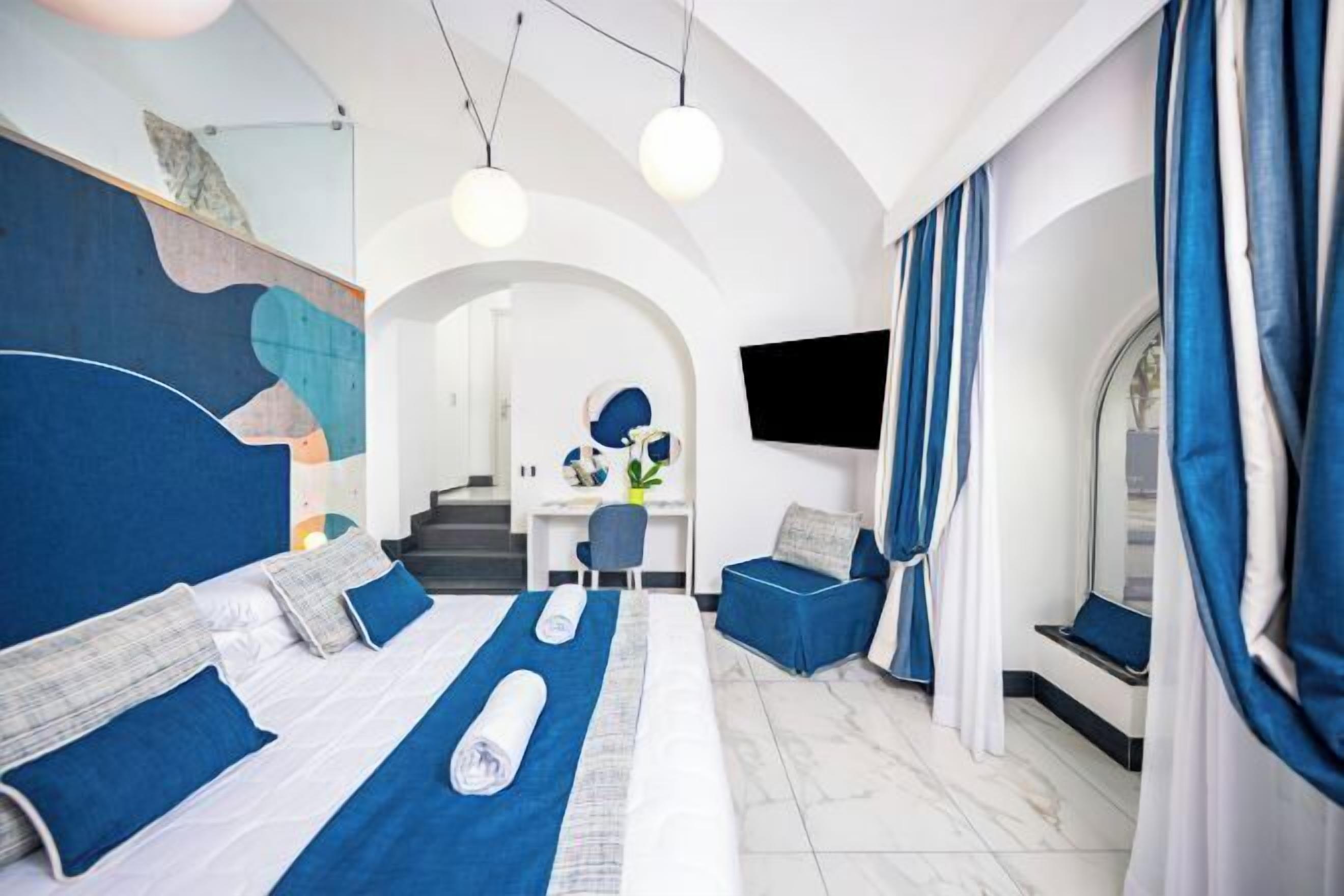 高档床上用品、记忆海绵床垫、迷你吧、客房内保险箱