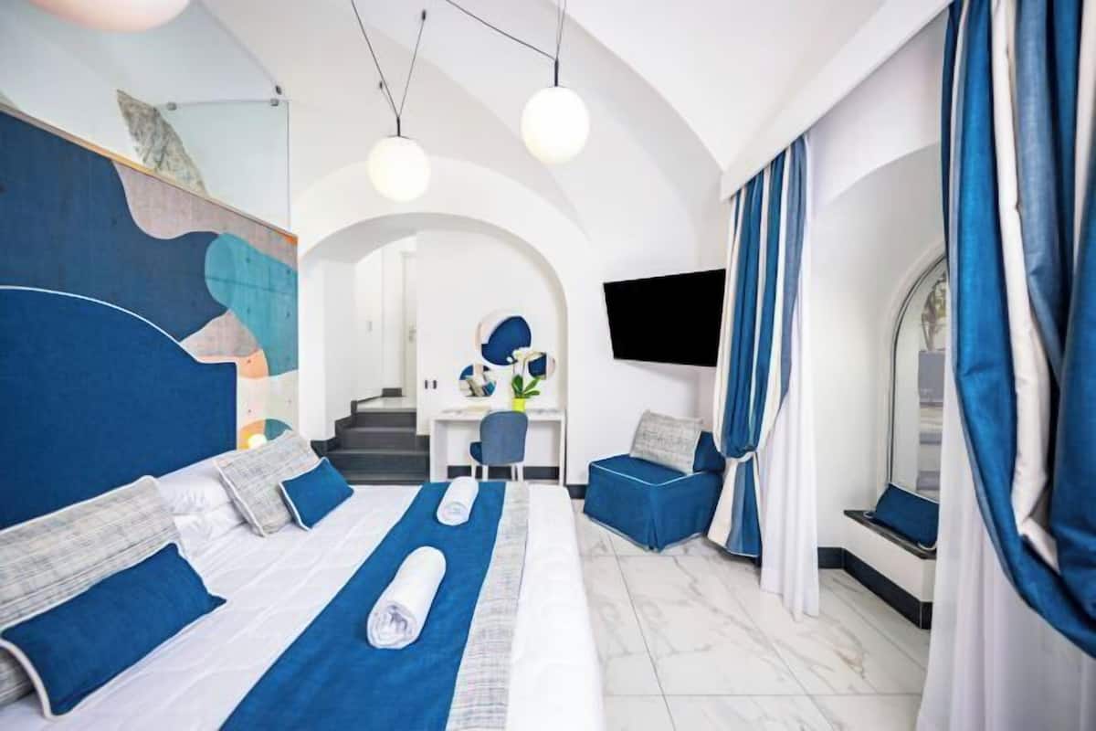 Hochwertige Bettwaren, Betten mit Memory-Foam-Matratzen, Minibar