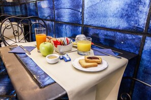Daily full breakfast (EUR 20 per person)