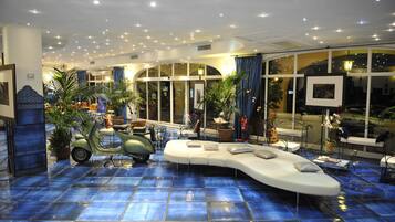 Coin salon dans le hall