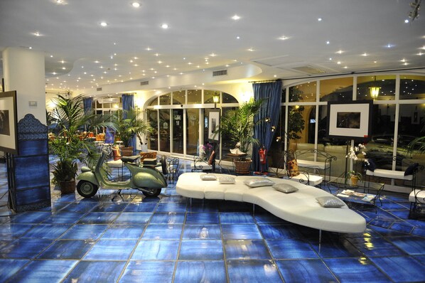 Coin salon dans le hall