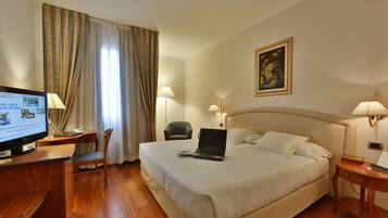 Copriletto in piuma, minibar, cassaforte in camera, una scrivania