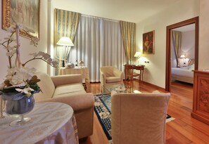 Executive Suite, 1 Queen Bed, Jetted Tub | Minibar, in-room safe, desk, blackout drapes