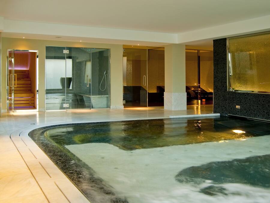 Banyera d'hidromassatge coberta