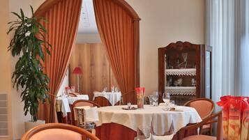 Café da manhã com buffet todos os dias (EUR 15 por pessoa)