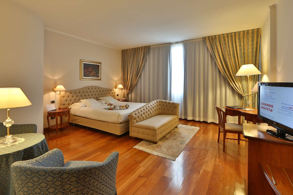 minibar, in-room safe, desk, blackout curtains