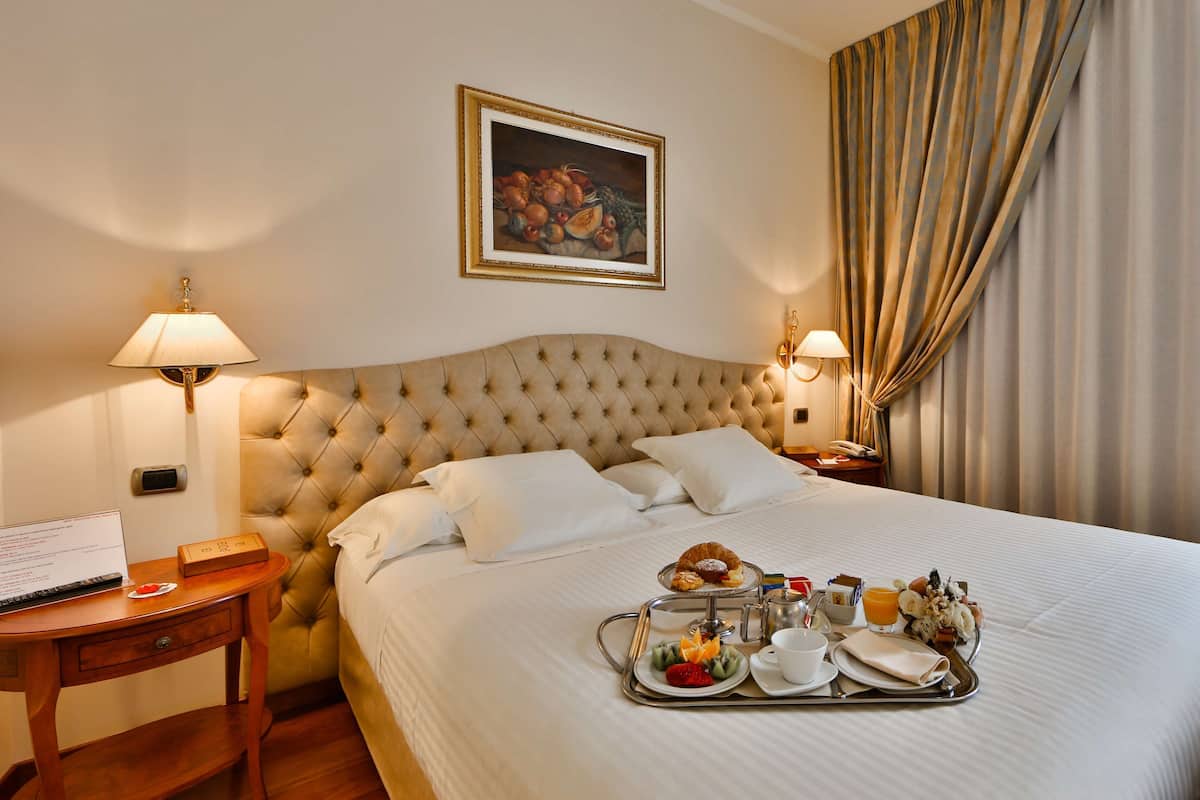 executive room, 1 queen bed | minibar, in-room safe, desk, blackout curtains