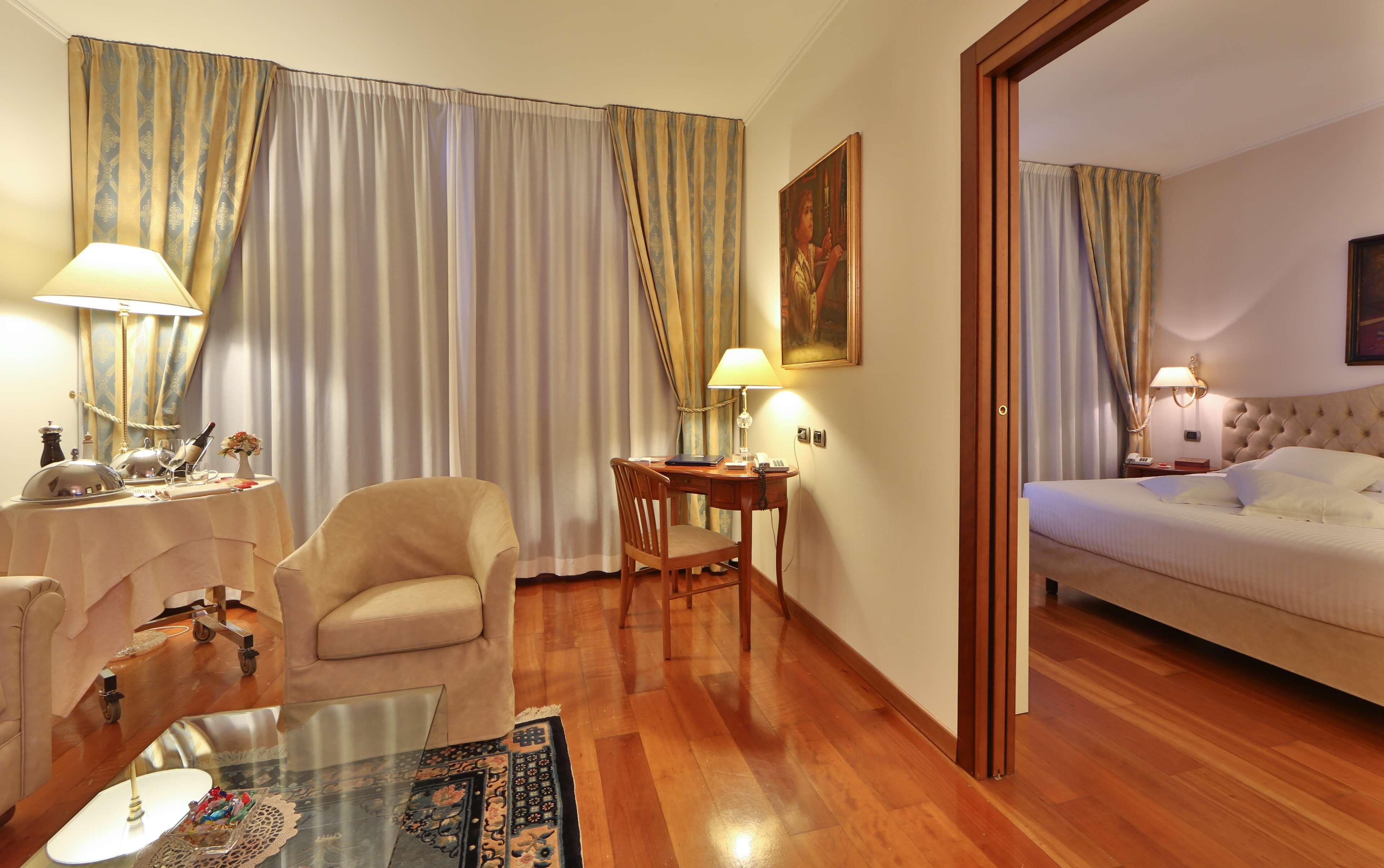 executive suite, 1 queen bed, jetted tub | minibar, in-room safe, desk, blackout curtains