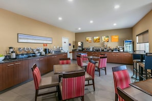Free daily continental breakfast  - Comfort Inn Fort Collins North (Fort Collins)