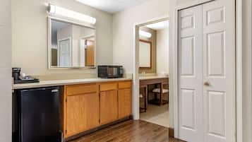 1 bedroom, Egyptian cotton sheets, premium bedding, blackout curtains