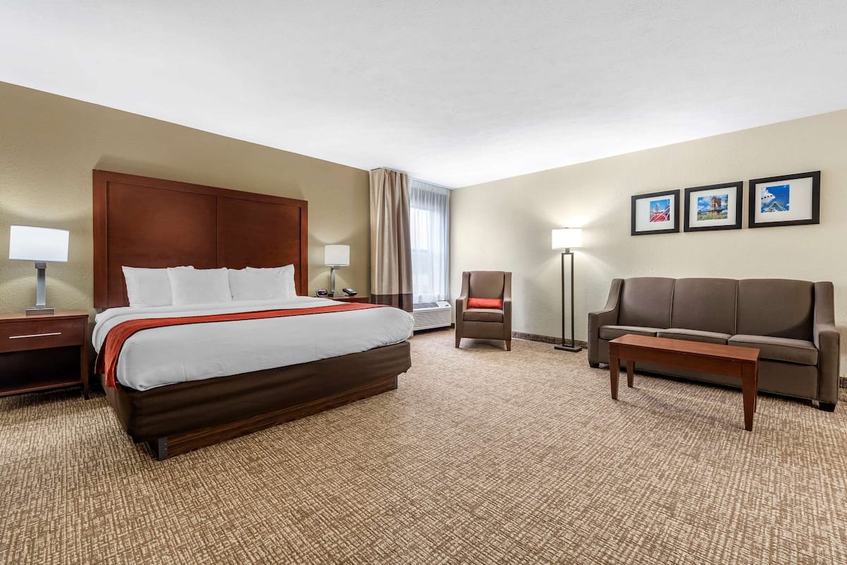 Suite, 1 Katil Raja (King) dengan Katil Sofa, Non Smoking | 1 bilik tidur, cadar kapas Mesir, peralatan tempat tidur premium