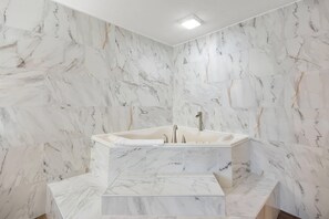 Basic Single Room, 1 King Bed, Non Smoking | Egyptian cotton sheets, premium bedding, blackout drapes - Comfort Inn & Suites Cincinnati Eastgate (Cincinnati)