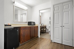 Suite, 1 King Bed with Sofa bed, Non Smoking | Egyptian cotton sheets, premium bedding, blackout drapes - Comfort Inn & Suites Cincinnati Eastgate (Cincinnati)