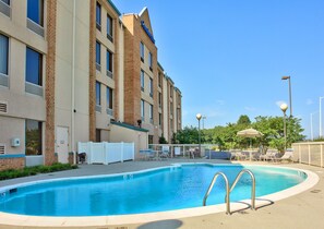 Piscine extérieure en saison