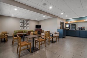 Buffet déjeuner gratuit tous les jours