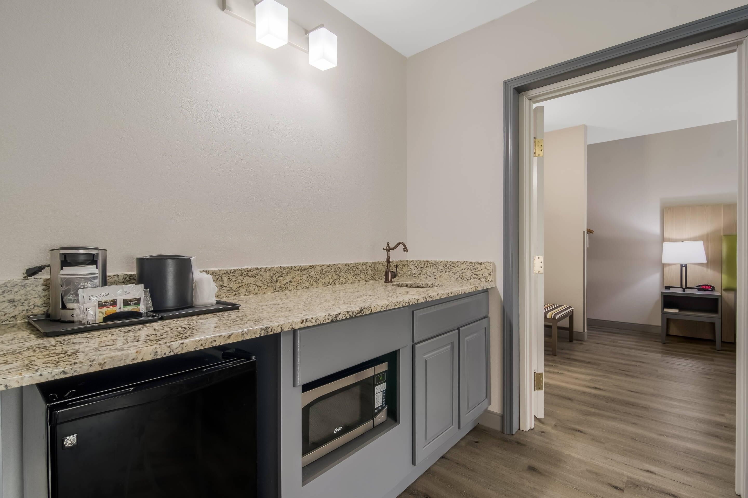 デスク、アイロン / アイロン台、ベビーベッド (無料)、WiFi (無料)