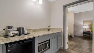 1 habitación, escritorio y tabla de planchar con plancha