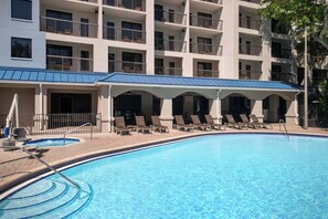 Außenpool, geöffnet von 09:00 Uhr bis 23:00 Uhr, Sonnenschirme