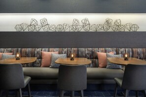 Serveert ontbijt, lunch, diner, uitzicht op het zwembad 