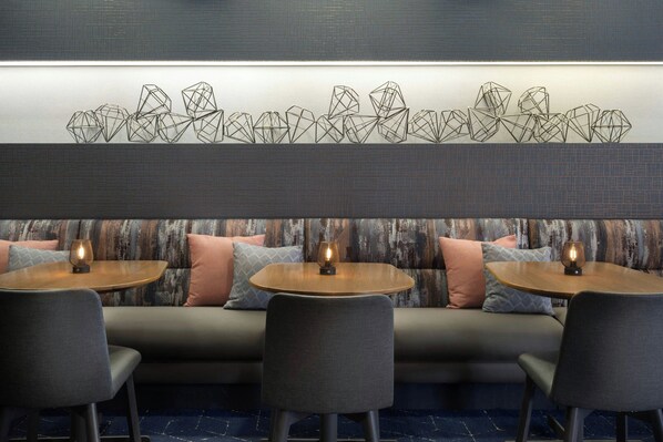 Déjeuner, dîner et souper servis sur place, vue sur la piscine 