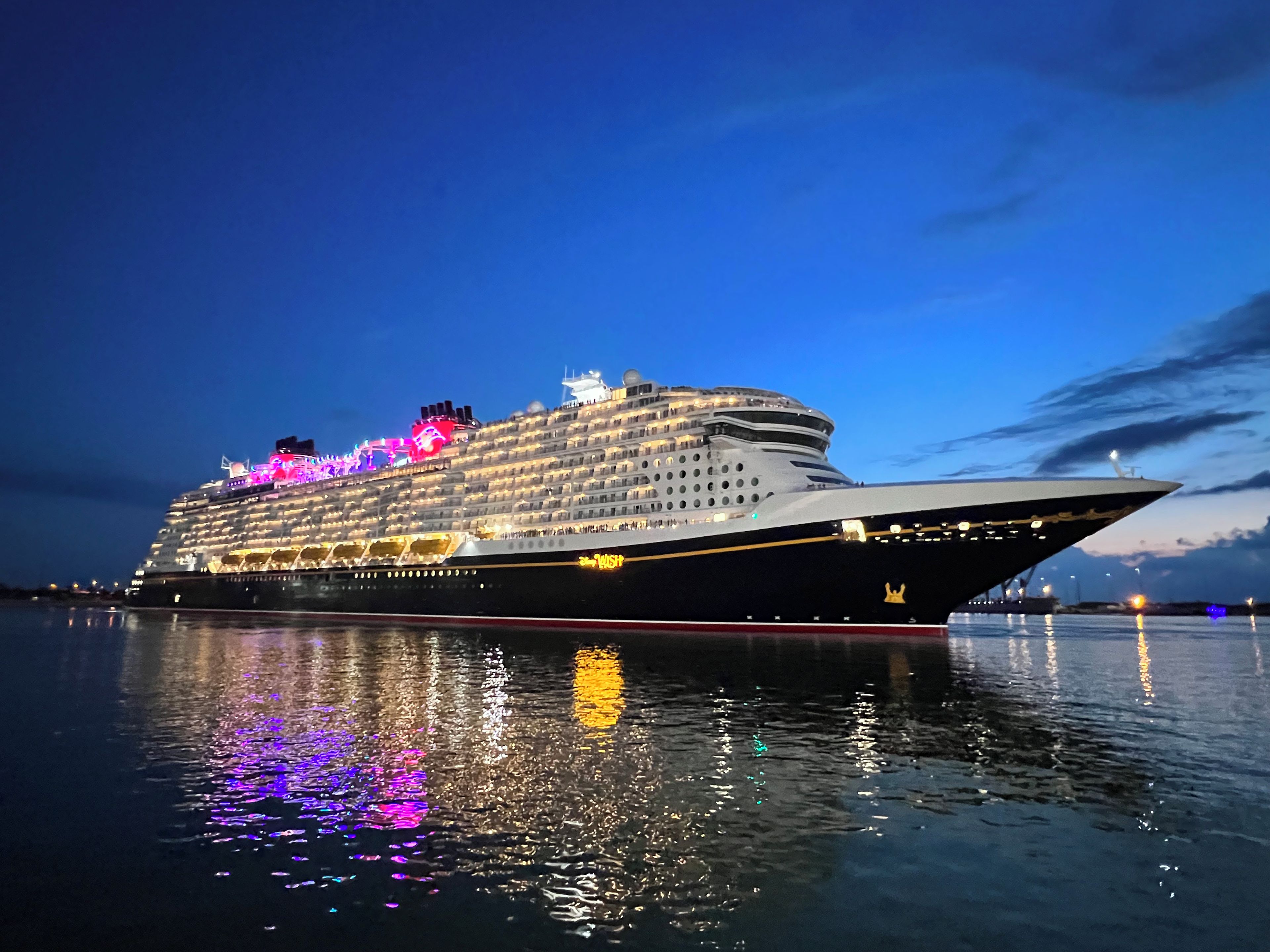 Un gran crucero con varias cubiertas y una proa destacada.