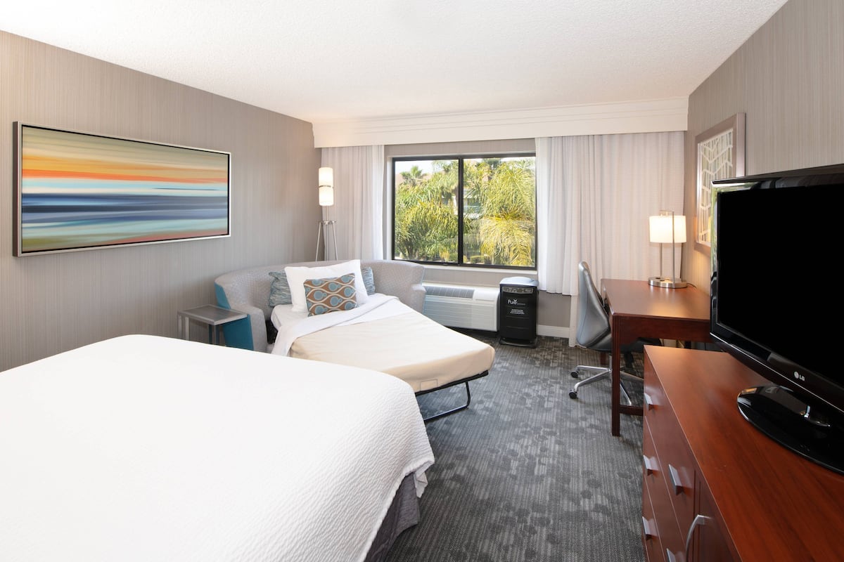 premium bedding, in-room safe, desk, laptop workspace