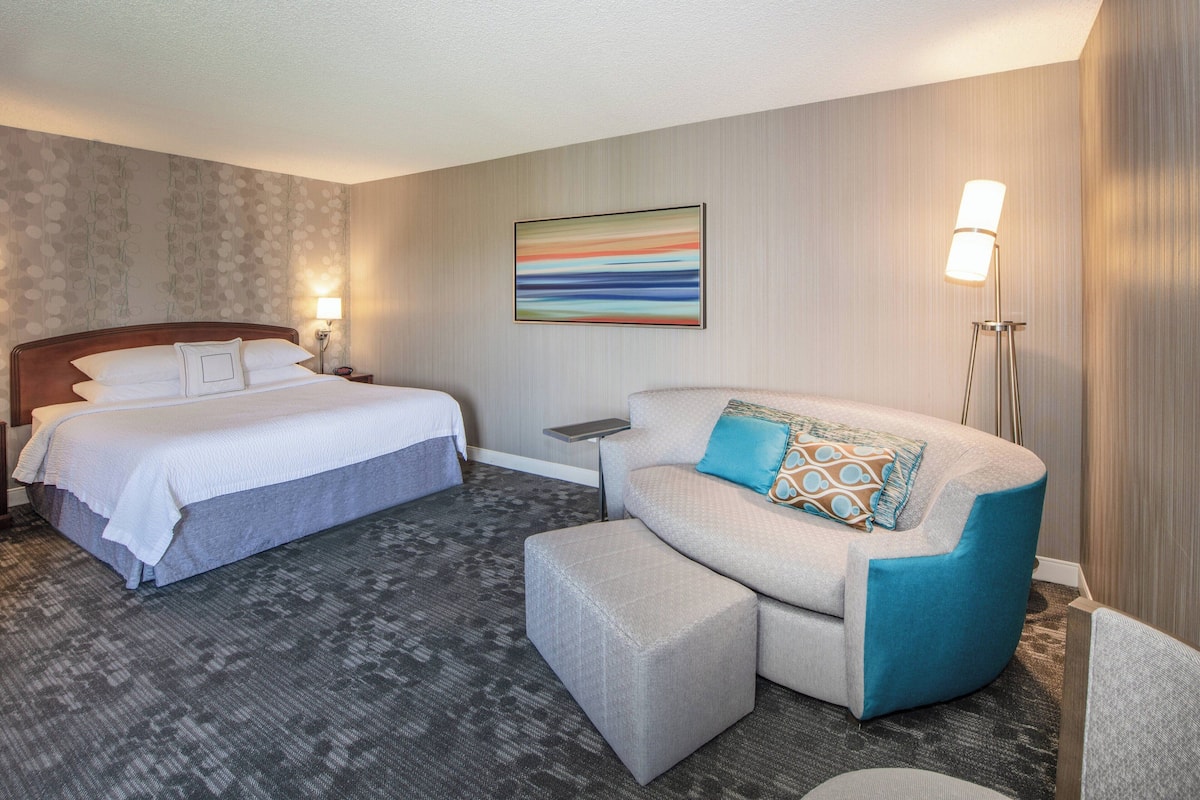 Premium bedding, in-room safe, desk, laptop workspace
