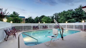 Una piscina al aire libre de temporada